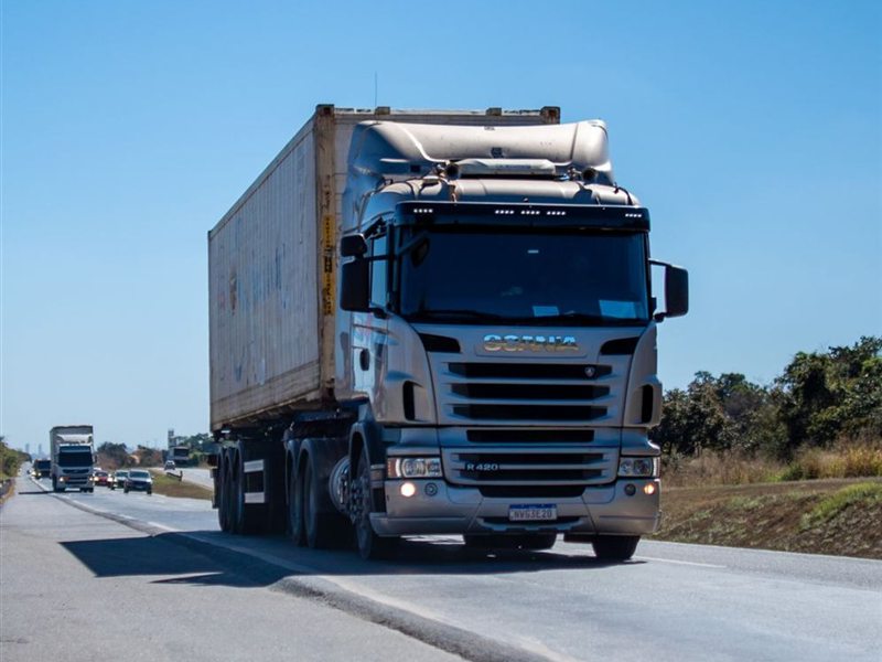 Carreta LS: cavalo trucado com contêiner em rodovia